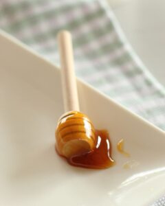 manuka honey on a honey scoop